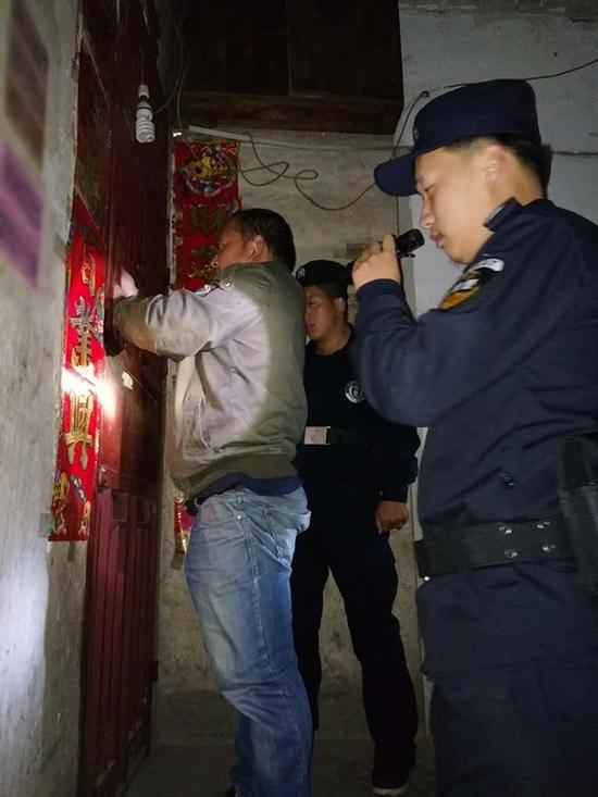 荔波县粗心妈妈误将幼女锁家中 